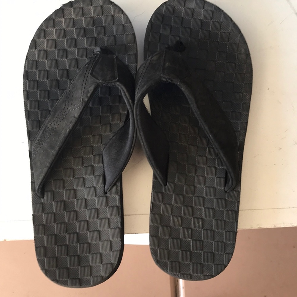 Men’s size 8 black Tony Hawk flip flops